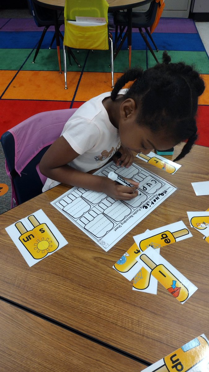 MsBrawnersClass's tweet photo. Popsicle blends! Blending onsets and rimes to decode/read CVC words! See it, touch it, say it, write it! The multisensory approach! 🤩 https://t.co/KzG6xm24yz