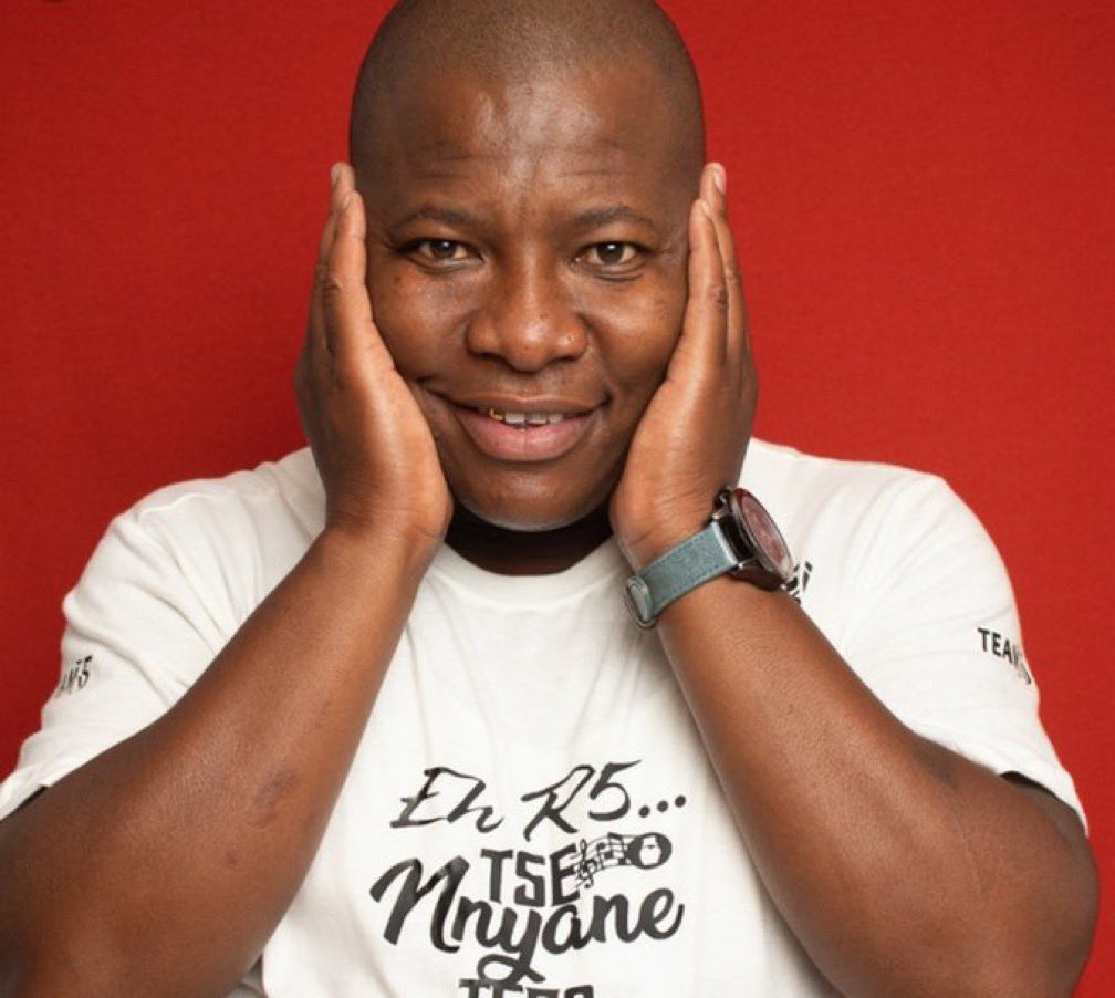AdvoBarryRoux's tweet photo. What the hell is happening in the intertainment industry in South Africa? Few days ago it was Dj Sumbody, Vusi maR5, AKA &amp; now Costa Titch just passed on after having a seizure on stage. #RIPCostaTitch #CostaTitch https://t.co/UxGfYTD7mG