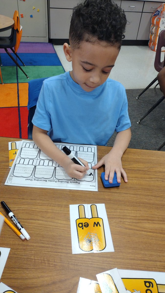 MsBrawnersClass's tweet photo. Popsicle blends! Blending onsets and rimes to decode/read CVC words! See it, touch it, say it, write it! The multisensory approach! 🤩 https://t.co/KzG6xm24yz