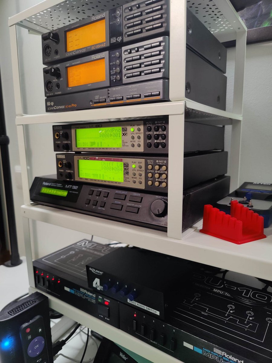 TzibuTwitch's tweet photo. My miditower of power starts to build up. Just needs that EQ and larger AV-switcher and then the first version is ready.
#tzibu #retro #streamer #twitch #retrostreamer #retrocollector #fixing #modding #yamaha #roland #midi #miditower #mt32 #soundcanvas #sc55 #sc88pro https://t.co/rxRnpSxE3m
