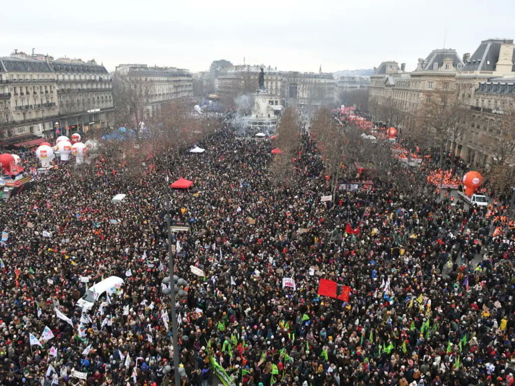 Movilización histórica hoy en Francia con 2 millones de manifestantes en las calles. Los franceses están a punto de tumbar con 7 huelgas generales en 2 meses la reforma del sistema de jubilaciones (de 62 a 64 años). Tenemos mucho que aprender de la lucha obrera de los franceses.