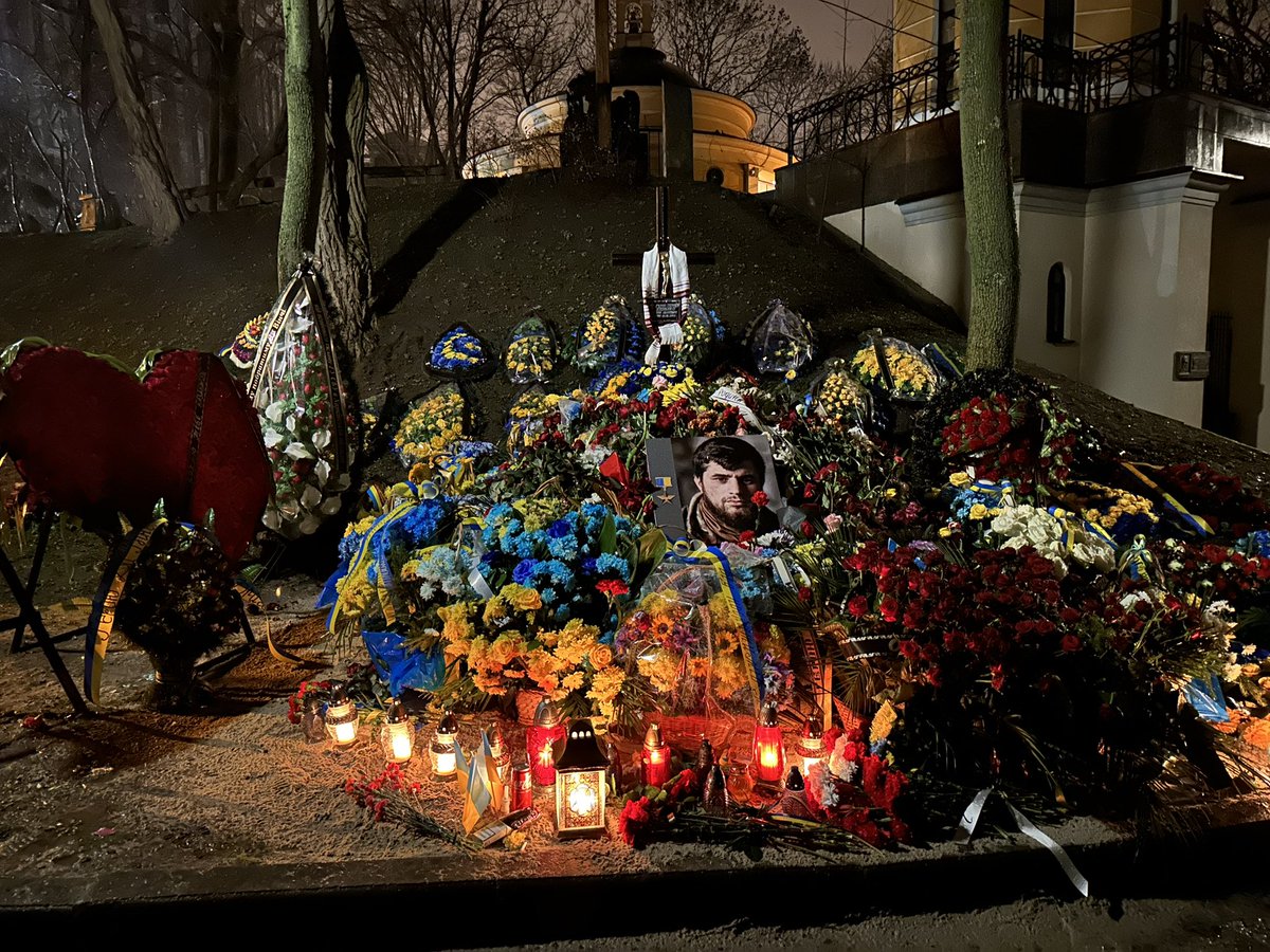 Герой України Дмитро Коцюбайло «Да Вінчі» похований на Аскольдовій могилі

Вшанувати пам’ять та «побути поряд» можете саме там