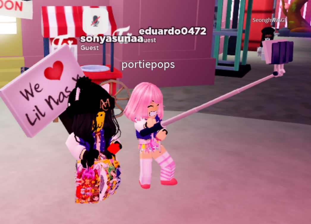 BOWCHICKAWOW0W's tweet image. #TwiceonRoblox I LOVE TWICE ME AND THE BESTIE @100poppos