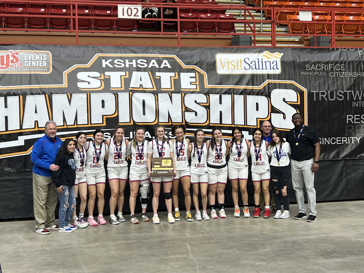 swksfarmer's tweet photo. What an end to an era of this ⁦@HugotonEagles⁩ 2023 class! Such great kids! Wish them all the best in the future! #GoGetEm ⁦@gianna_vos⁩ ⁦@mikyn_h⁩ ⁦@PearlSummya⁩ ⁦@JulienneSalaza5⁩ https://t.co/Gc1P7GGbN3