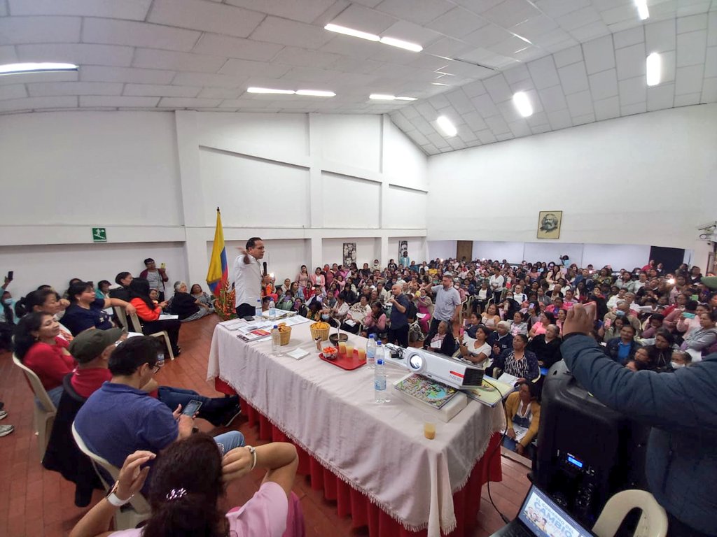 brisasinviento's tweet photo. El Senador @AlexLopezMaya explica los acuerdos suscritos entre las Madres Comunitarias y el Gobierno del Cambio, los cuales dignifican nuestro trabajo y garantizan unas mejores condiciones para nuestra niñez. https://t.co/zHqSh4nZS5