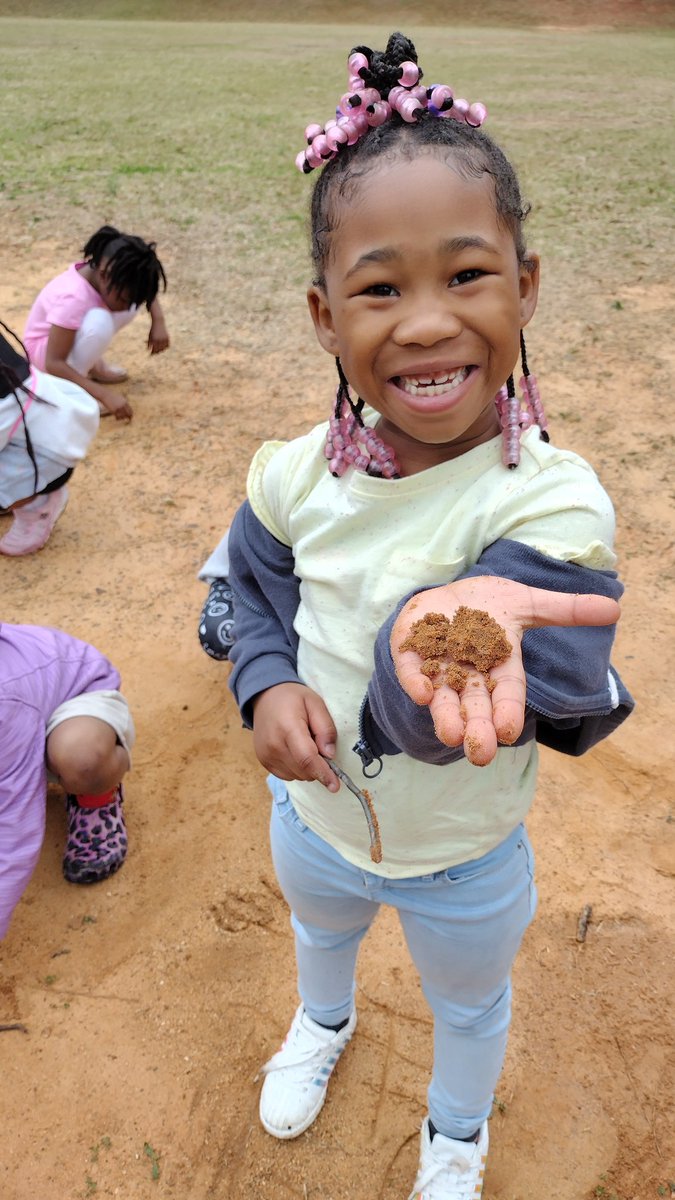 MsBrawnersClass's tweet photo. Oh nothing... just playing in the dirt! 🤗 Sometimes learning requires getting your hands dirty! #activelearning #realscience 😍 https://t.co/zdJi5rroPV