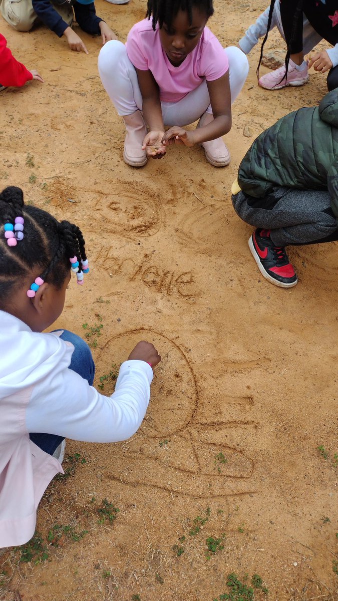 MsBrawnersClass's tweet photo. Oh nothing... just playing in the dirt! 🤗 Sometimes learning requires getting your hands dirty! #activelearning #realscience 😍 https://t.co/zdJi5rroPV