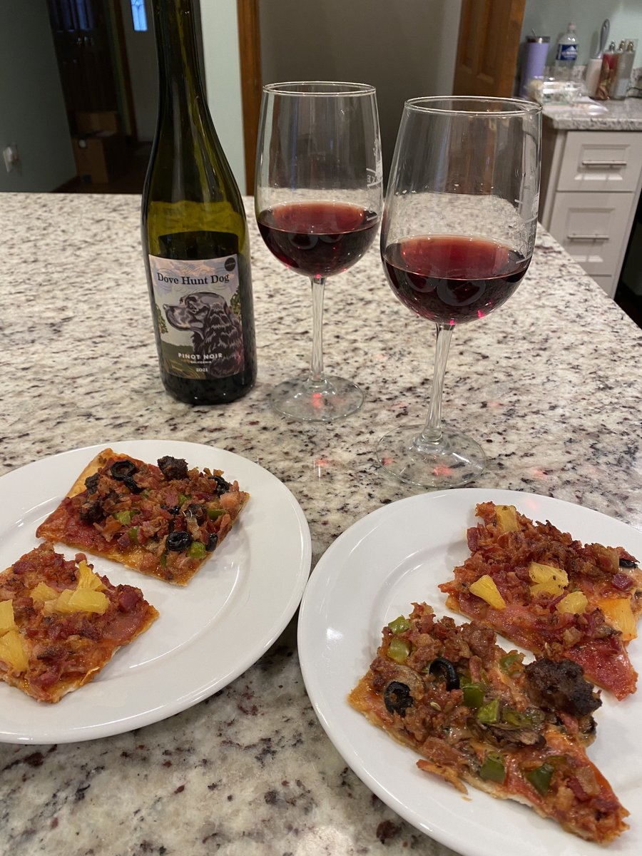 Starting the weekend enjoying some Scout & Cellar wine with pizza (bacon included)! Very smooth and tasty! Thanks again, Irene, for introducing me to healthier wine options 💕 #scoutandcellar #healthierliving #nocompromising