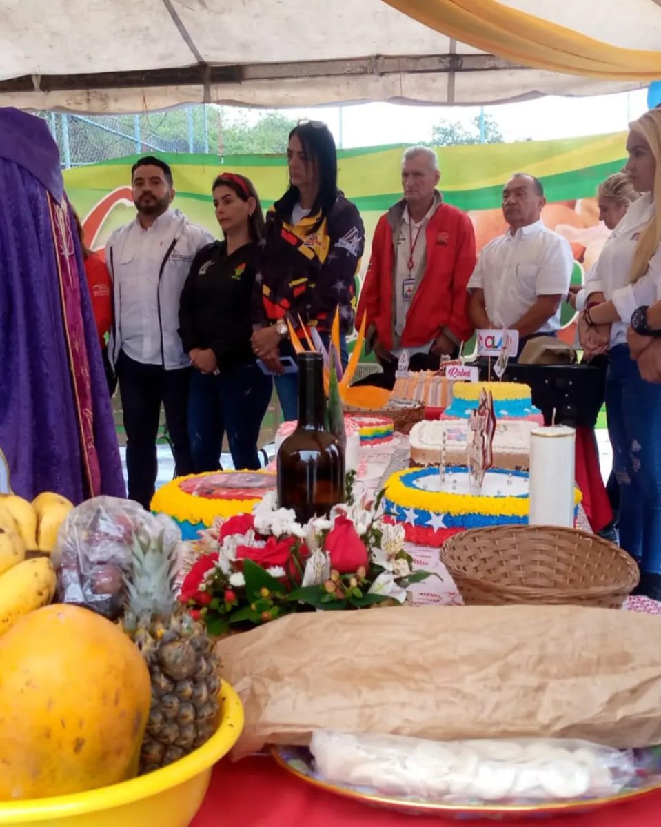 ManaClap's tweet photo. En la cancha deportiva de la comunidad de Barrancas del municipio #Cárdenas, Líderes populares realizaron misa de Acción de Gracias con motivo a la celebración del "VII. Aniversario del Los #CLAP"

@NicolasMaduro
@FreddyBernal
@LealTelleria
@Tachira_Clap
@arguelloyepfri https://t.co/9tRtgFBCk9