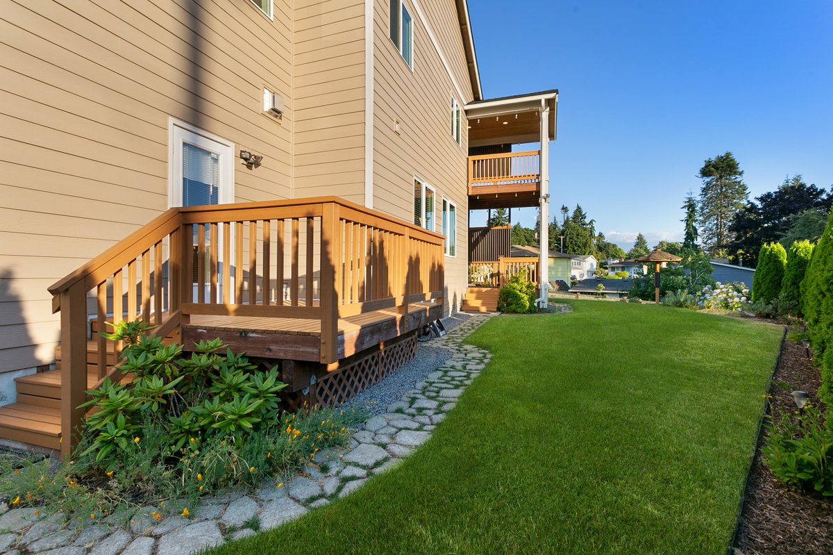 PhixerInc's tweet photo. This is the PERFECT Saturday lawn! What activity would you do in this backyard? 

#realestate #realestatephotoediting #realestatevideoediting #virtualstaging #virtualtwilight #saturday https://t.co/RousiZZK17