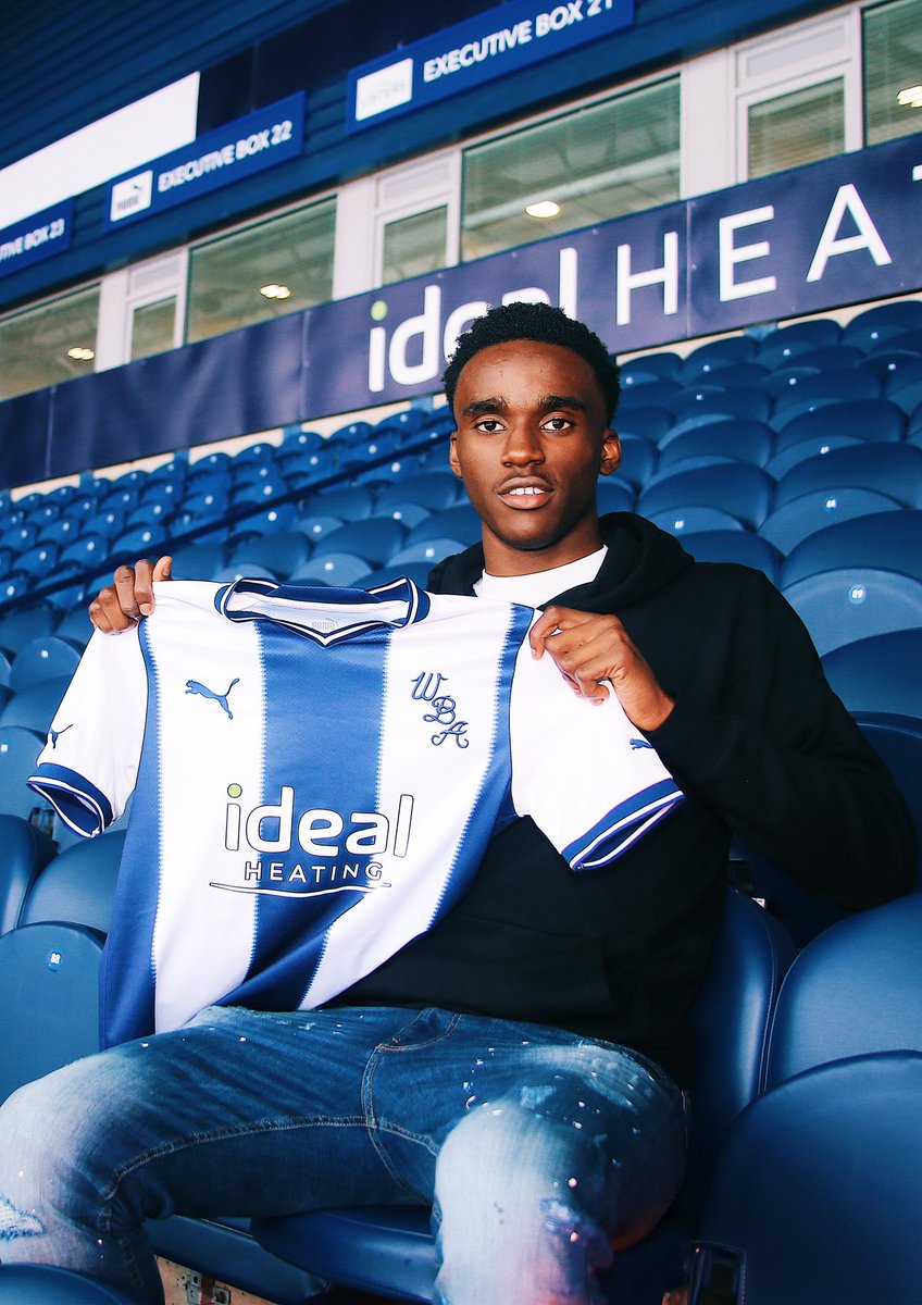 Grassrootsandb1's tweet image. Signing day ✍️

We spent the early hours of Thursday morning up in Birmingham, documenting this young man’s signing for @wba 

📸 for @conciliumsport 

#pro #procontract #football #soccer #work
