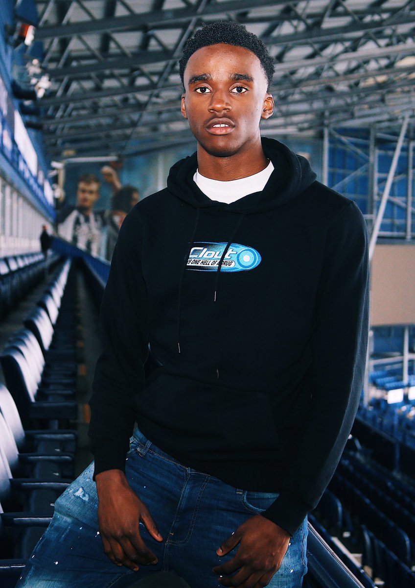 Grassrootsandb1's tweet image. Signing day ✍️

We spent the early hours of Thursday morning up in Birmingham, documenting this young man’s signing for @wba 

📸 for @conciliumsport 

#pro #procontract #football #soccer #work