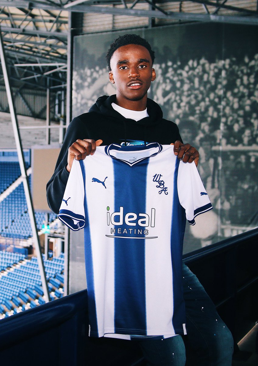 Grassrootsandb1's tweet image. Signing day ✍️

We spent the early hours of Thursday morning up in Birmingham, documenting this young man’s signing for @wba 

📸 for @conciliumsport 

#pro #procontract #football #soccer #work