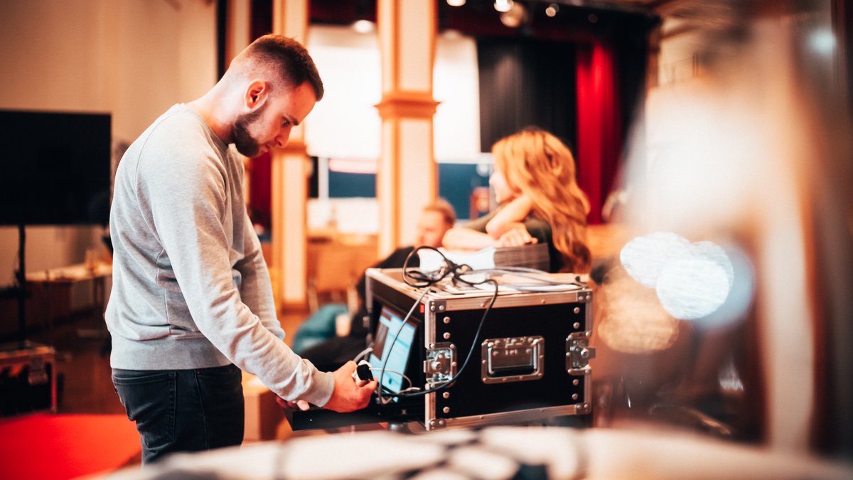 filmkvnst's tweet photo. 🎥Das ges. alt. Lager wird in den komm. Jahren dutzende junge Medienleute von #Audio bis #Mastering, #Bild bis #Film und #Graphik bis #MotionVFX brauchen.📽️
👌🏻Wir selbst lernen jeden Tag dazu und versuchen, so viel Mediennachwuchs wie möglich auszubilden.🔥 https://t.co/QiYpZMV0L9