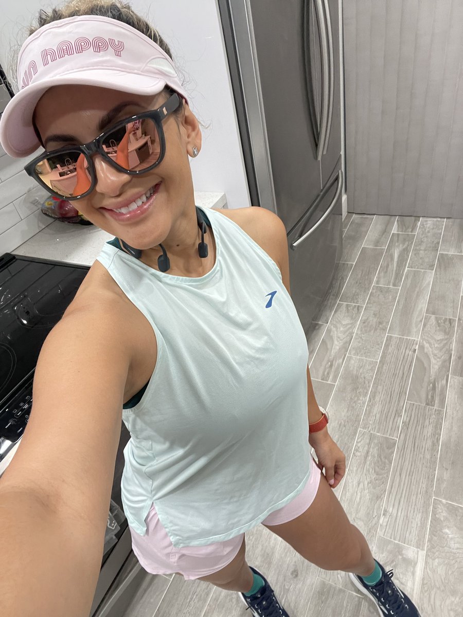 ReiReiRuns's tweet photo. Loving this #runhappy visor #runootd by @brooksrunning &amp; @Knockaround #runday #fitness https://t.co/Aaopd3FTQT