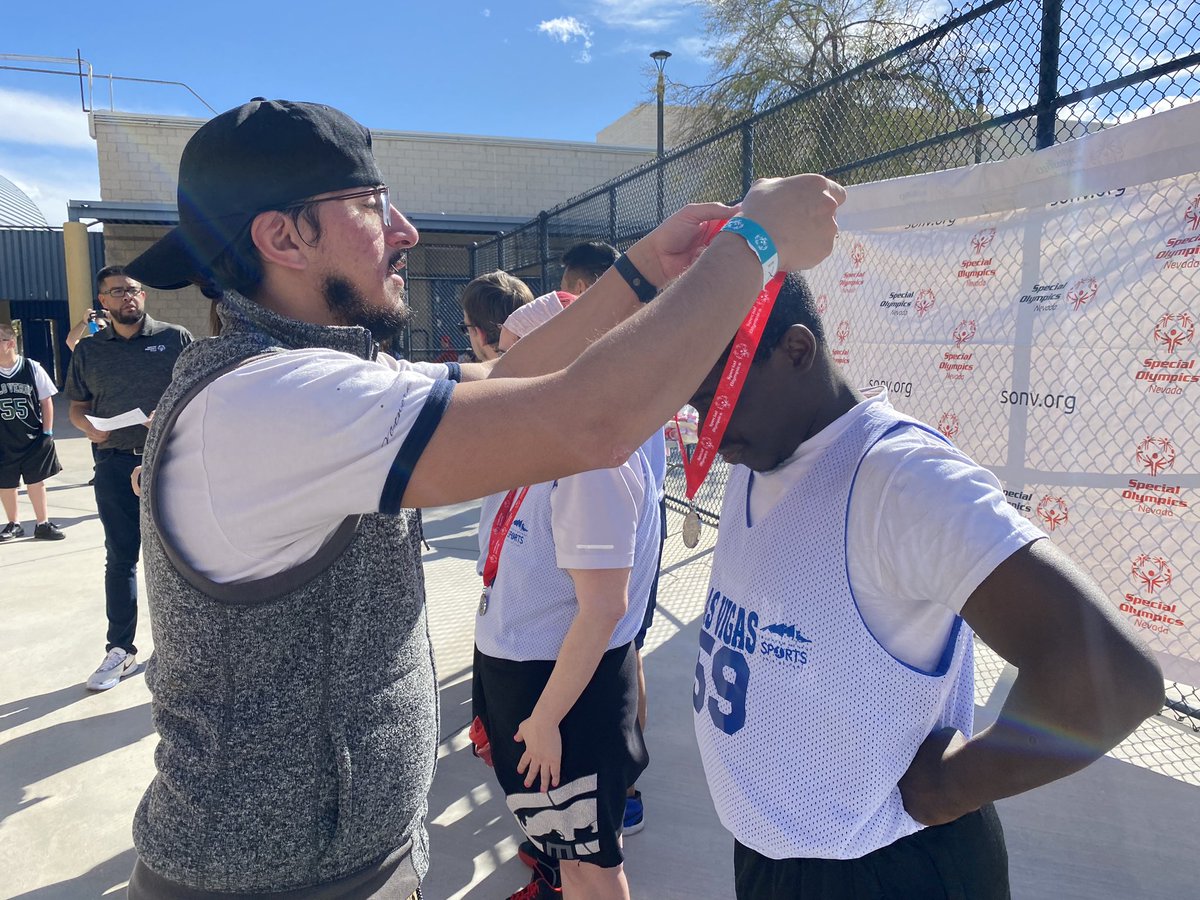 PrincipalPoster's tweet photo. Silver medal and lots of smiles!! 🥈🙌👊 https://t.co/YKFu1LiY4j