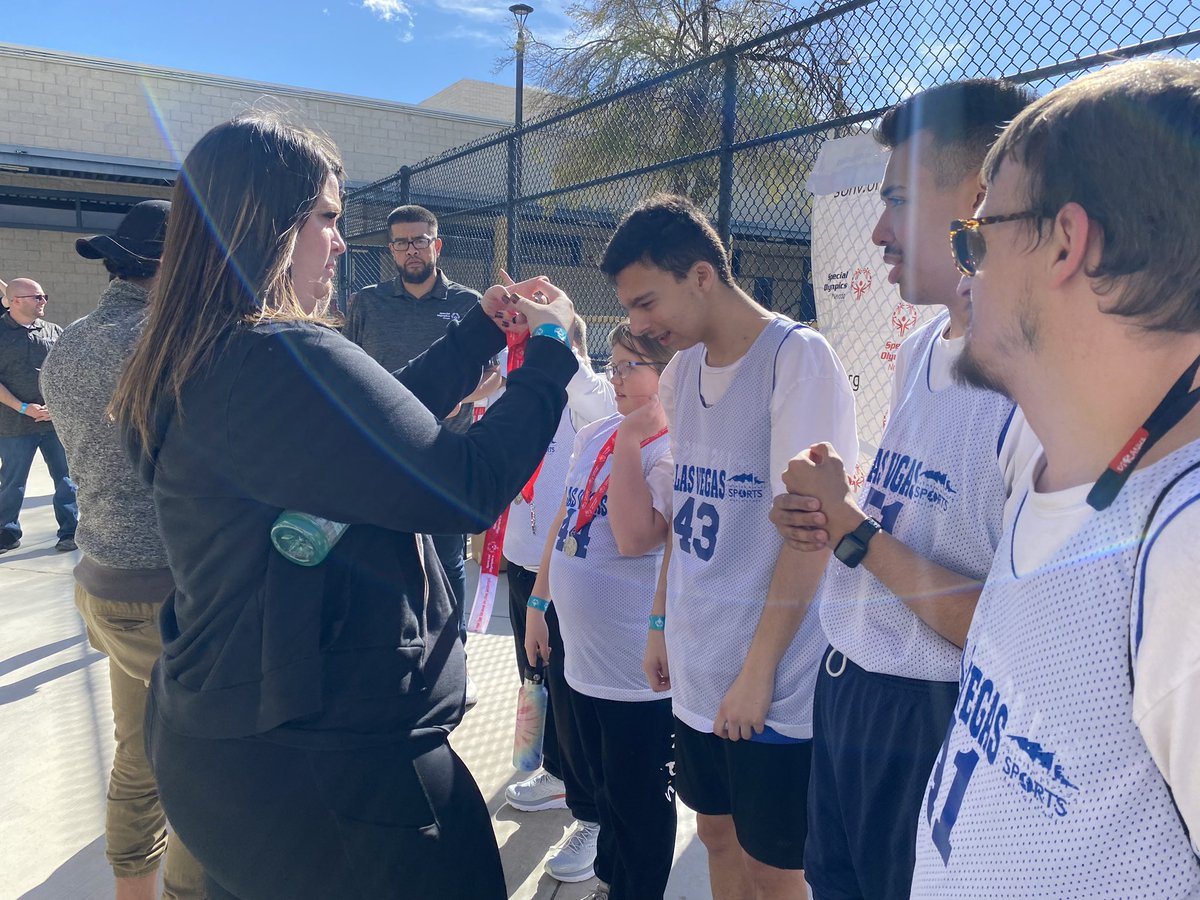 PrincipalPoster's tweet photo. Silver medal and lots of smiles!! 🥈🙌👊 https://t.co/YKFu1LiY4j