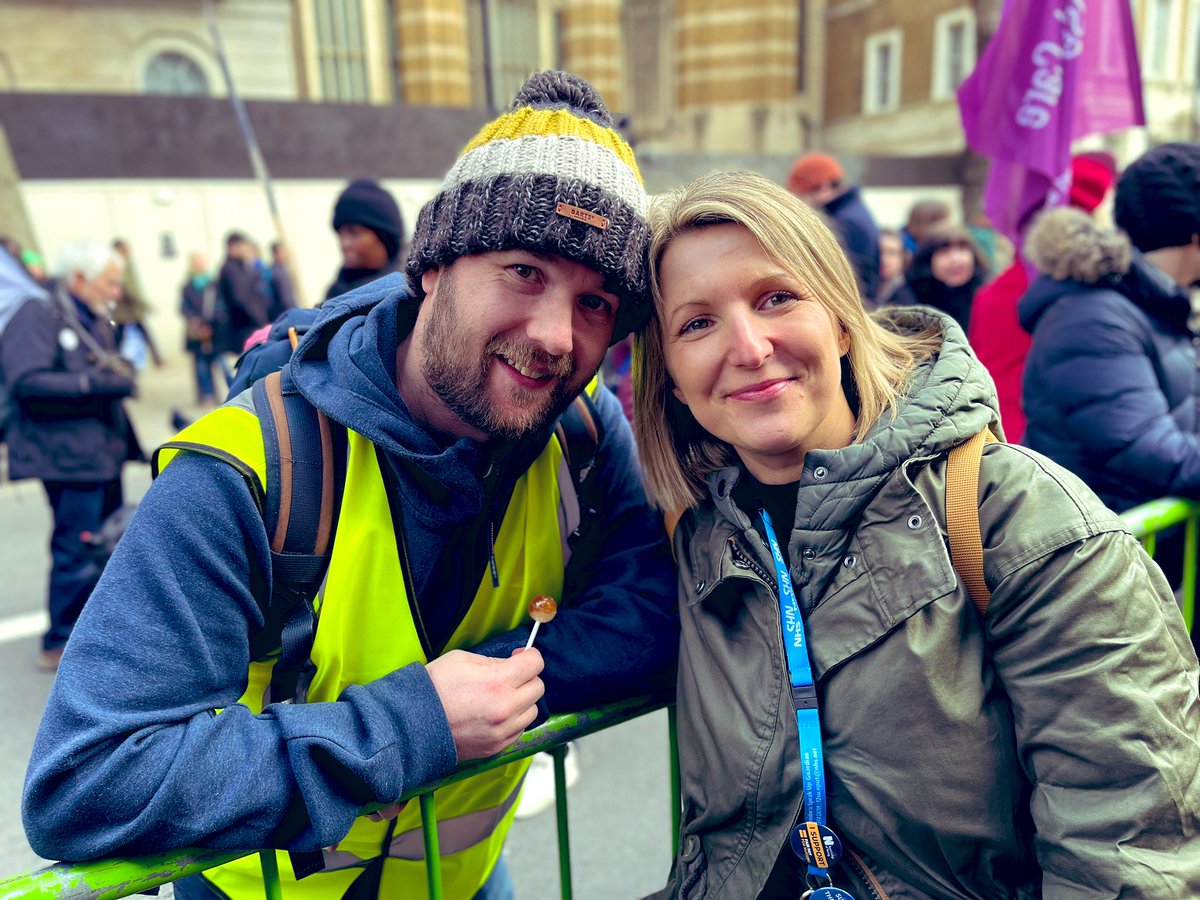 Thank you to the thousands of people who came out to the #SOSNHSDEMO today! Your presence sent a message to the govt that we will no longer tolerate the destruction of our NHS. Here are some of my fav photos from the march. #SOSNHS 📷🧵7/8