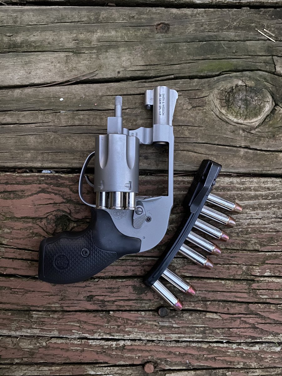 Love a good ol J Frame! @theneomag #concealedcarry #edc #everydaycarry #cch #ccw #chp #2a #nra #pistol #guns #everybladeofgrass #igmilitia #pewpew