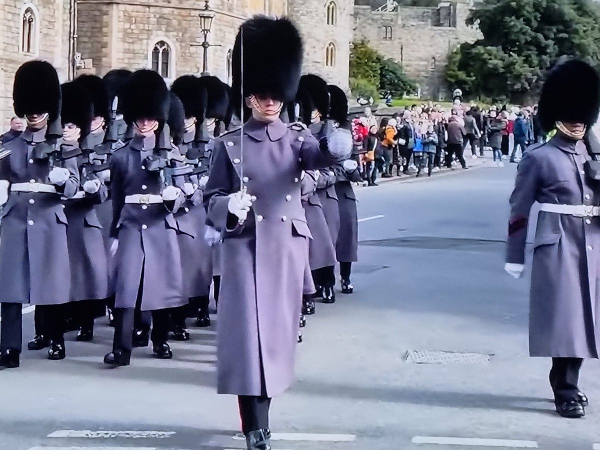ConrothN's tweet image. Changing the Windsor Castle Guard 💂‍♀️ 🇬🇧 Irish Guards, today March 11, 2023 
#changingoftheguard 
#windsorcastle