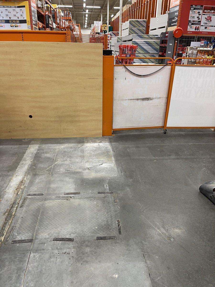 JennHDFES2732's tweet photo. Before and after of the front end at 2732! Temporary flower bulbs in place of what’s to come ☺️ #HomeDepot #THD #FRONTEND #D90 https://t.co/QqSZ7ye2jK