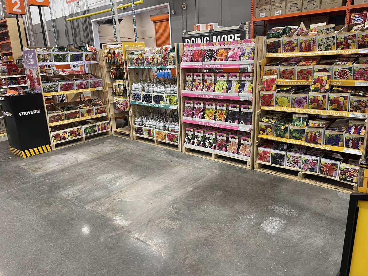 JennHDFES2732's tweet photo. Before and after of the front end at 2732! Temporary flower bulbs in place of what’s to come ☺️ #HomeDepot #THD #FRONTEND #D90 https://t.co/QqSZ7ye2jK