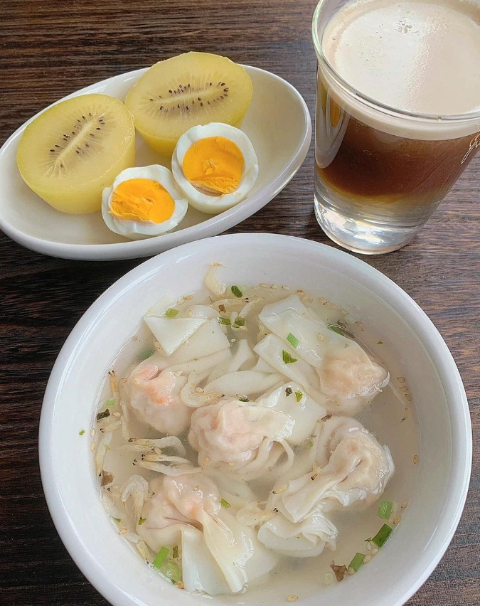 red_redpeony's tweet photo. Fish wonton, kiwi fruit, egg,Would you like a cup of coffee? https://t.co/SlKWbsH2UV