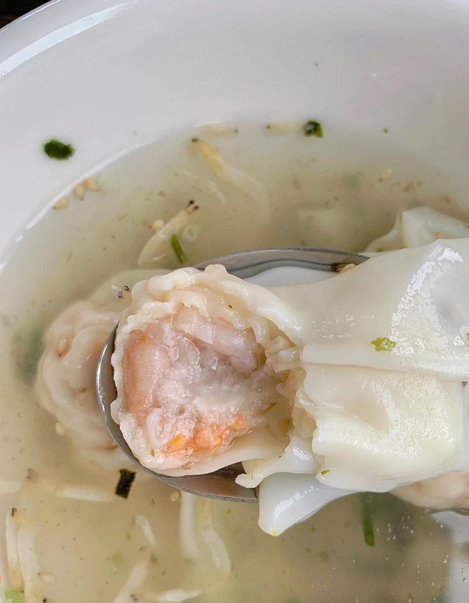 red_redpeony's tweet photo. Fish wonton, kiwi fruit, egg,Would you like a cup of coffee? https://t.co/SlKWbsH2UV