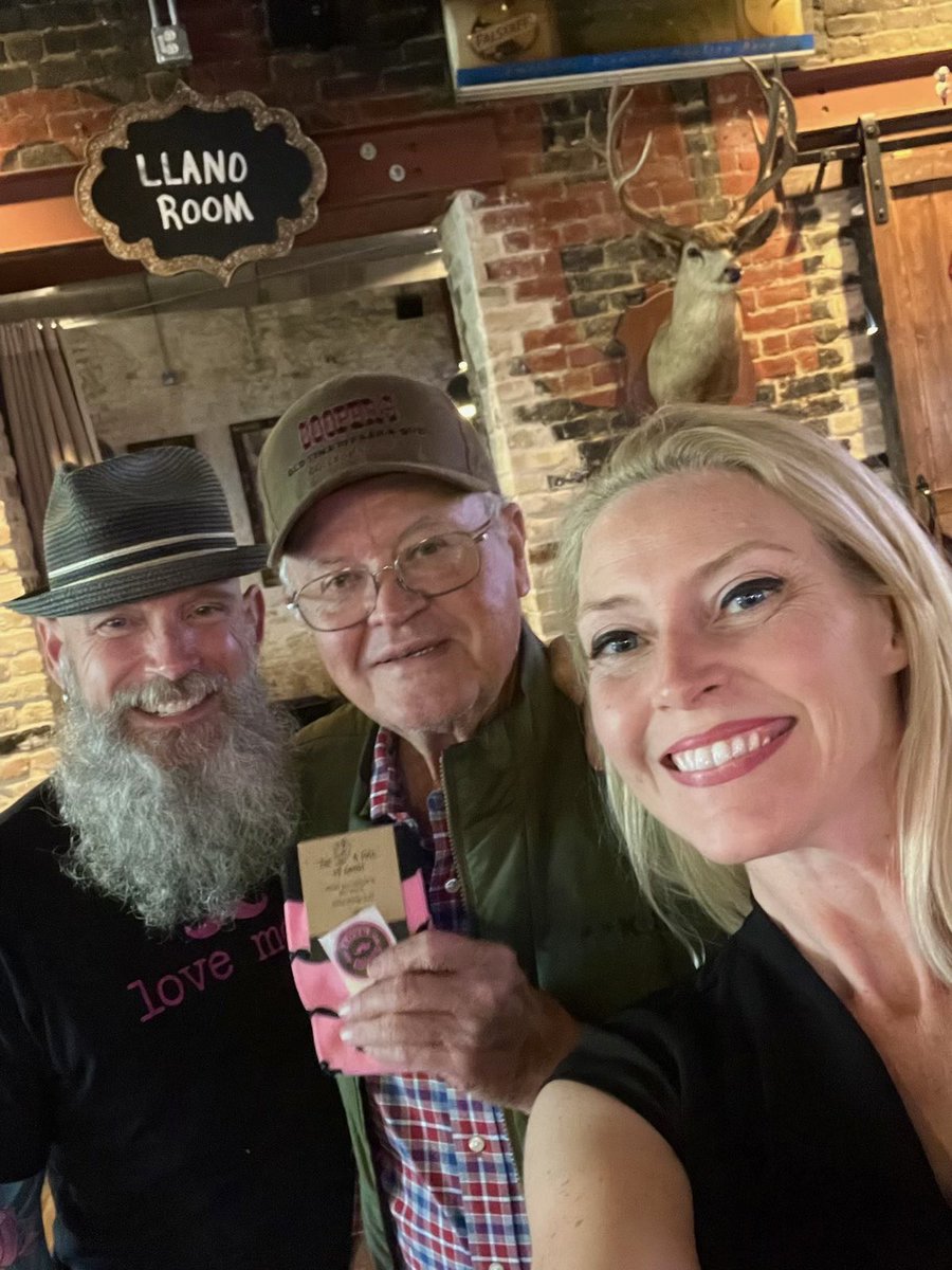 5 years ago @RBlount we walked up the stairs @CoopersBBQATX in #ATX & shared space with this wonderful man & heard his story of how he grew a wildly successful #BBQ empire. soooo grateful to see him again @sxsw 🙏💜✨! happy to gift him some new #pinksocks!!! 🎁🌍💖😊 #sxsw ✨