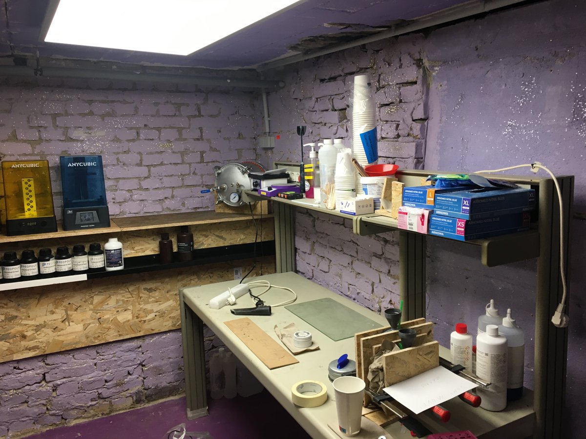 Heute wurde beim Infrastruktur+Dinner Tag das 3D Lab um- &amp; aufgeräumt, für den offenen Abend am Montag für euch schick gemacht ;) 

For the infrastructure+dinner day, we prepared some new shelves and lighting for the 3D lab - come by on Monday to check it out ;)