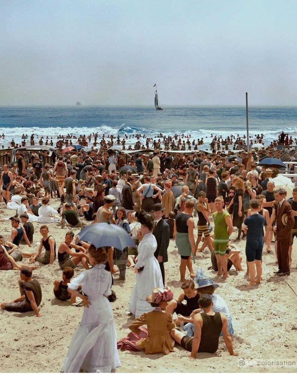 Una playa llena de gente en Atlantic City, Nueva Jersey, fotografiada en 1908. Colorized. 

Que difícil era ser mujer en ese tiempo.