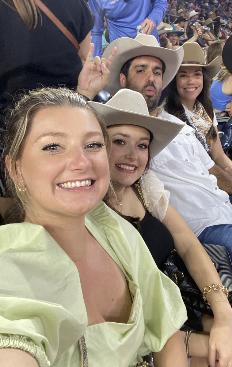 jess_nes's tweet photo. #RODEOHOUSTON https://t.co/Z6GWNUAaOo