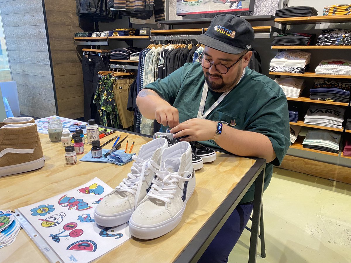 ¡Increíble! 👟😍 #TalentoMexa 

En la tienda Vans de Angelópolis, puedes personalizar tus tenis en la compra de cualquier par.

Apoyemos el talento mexicano, el artista es Jony tentáculos y estará realizando el diseño que escojas solo hoy y mañana. 🖌️🫶🎨