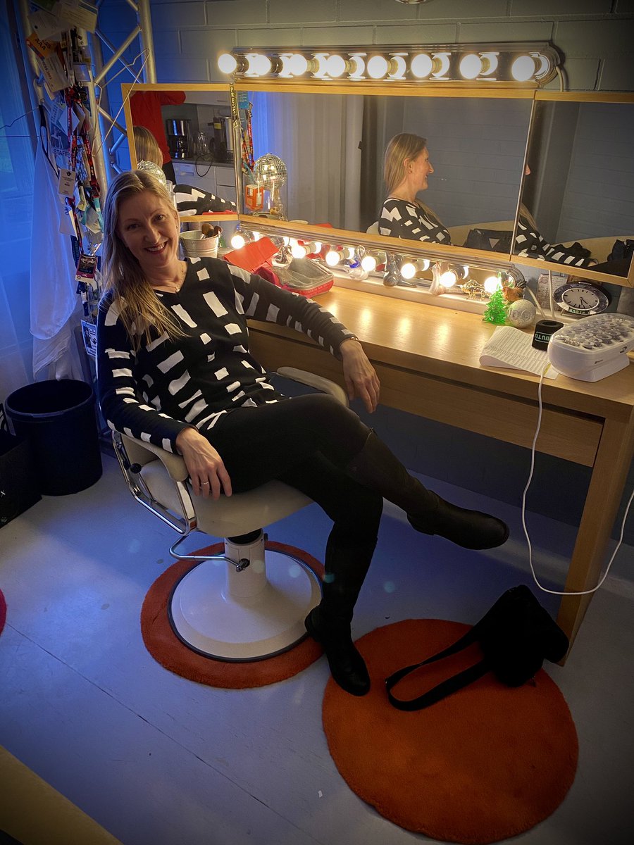 Pilatesstrings's tweet image. Viikolla Helsingin Pasilan Take Action Studios avajaisissa.

Kiitos 🎥🎞️ Rauno Westerlund

#tvstudio #makeup #muistorikas #istuin #pasila #takeaction #studios #tuttavia #uusiatuttavuuksia #music #pictures #programmes 
@HeidiMMantere @Pilatesstrings