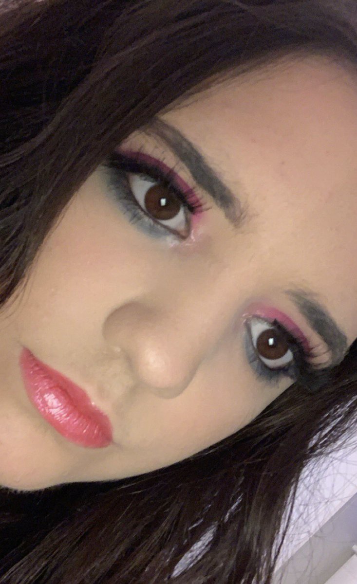 antoniasmith201's tweet photo. @UrbanDecay This is from 2019 but is my all time favourite look 💕💙 https://t.co/8Z5JvcsmJS