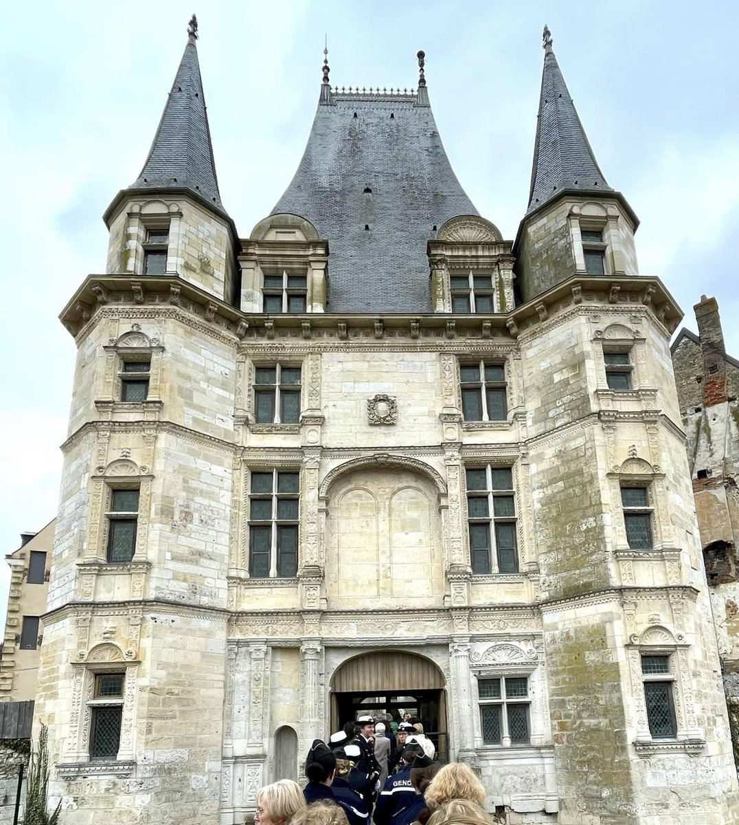 severine_gipson's tweet image. Merci @NicoleDuranton qui en cette #journeeinternationaledesdroitsdesfemmes a réuni au château de #Gaillon les femmes de l’@EureenNormandie 
Un voyage historique dans le premier château de type #Renaissance de France !
L’histoire nous permet d’inspirer nos rêves de demain.