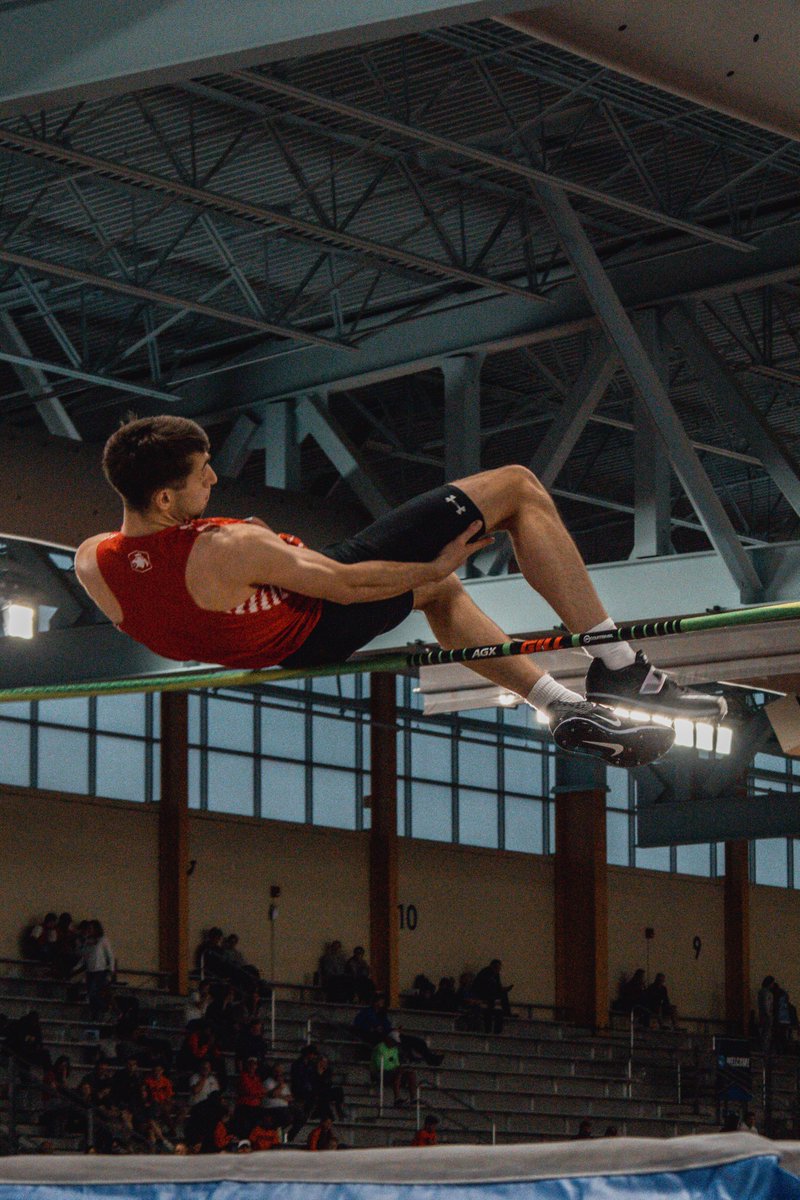 D3GloryDays's tweet image. Sam Beatty of @DutchXCTF soars to his first national title, winning the men's high jump with a clearance of 2.06 meters 🫡

📸: @nicoklementzos
