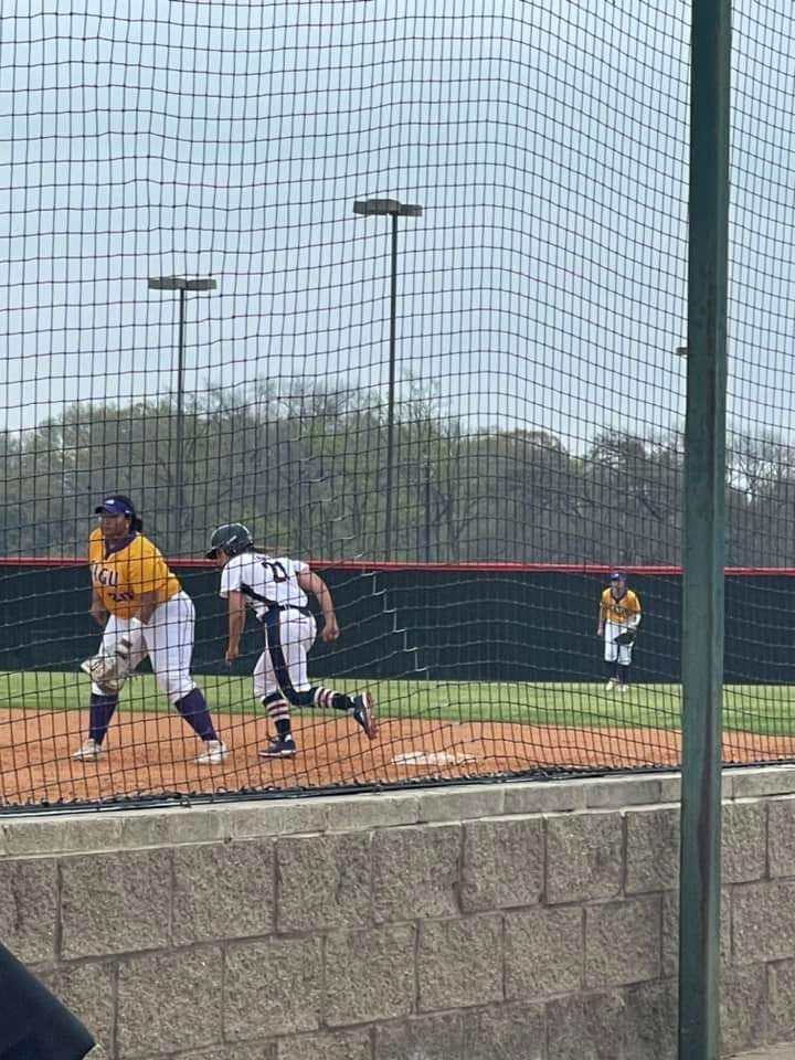 ExcelEliteDFW's tweet photo. Spotted a couple of our 2022 Grads @H_Kleinpeter22 and Autumn Bias competing on the same field today! @SAGU_Softball vs. @NTCCSOFTBALL      #AsAllDay #teammates4ever   @rose_gloria2 https://t.co/PAPDGtUby5