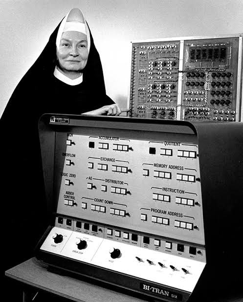 Mary Kenneth Keller foi uma freira católica americana, educadora e pioneira da ciência da computação. Ela foi a primeira pessoa a receber um Ph.D. em ciências da computação nos EUA. Formada em Matemática na DePaul University, em Chicago, fez também um mestrado em ciências. Como…