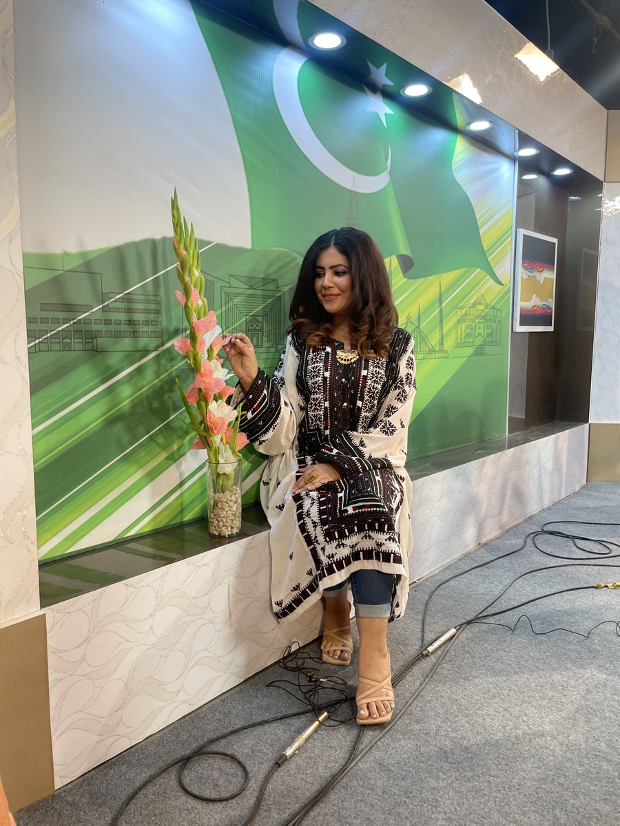 HlHadeel's tweet image. نکلے وہ لوگ میری شخصیت بگاڑنے
کردار جن کے خود مرمت مانگ رہے ہیں
#Hadeel #Alhamdulillah