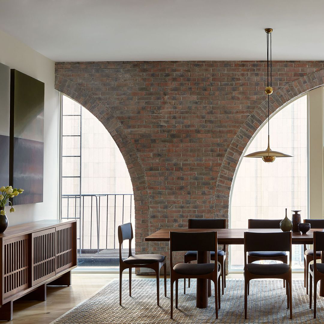 _StudioDesigner's tweet image. New York-based firm Cochineal Design use Studio Designer to manage their extraordinary interior projects. We love this modern, sleek TriBeCa apartment with its exposed brick, arched windows, and classic columns. linktr.ee/_studiodesigner