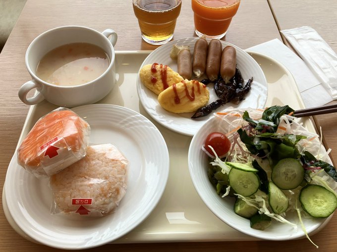おはまっしー \( ´ω` )/朝ごはん、ホタルイカの佃煮があったり鱒寿司があったり良き感じの朝ごはんでした🍚駅前からバ