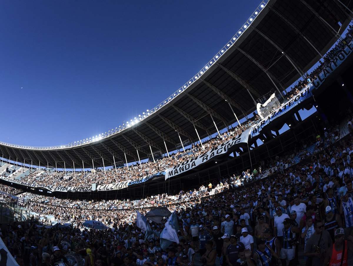 DavilaTomi's tweet photo. #Racing realizó el pedido formal para retrasar el partido ante #Sarmiento por las altas temperaturas (está estipulado para las 17 hs). 

Con el antecedente de #SanLorenzo de hoy, es difícil que se modifique.

Esperan respuesta oficial en estas horas. https://t.co/vXyB3Z02cN