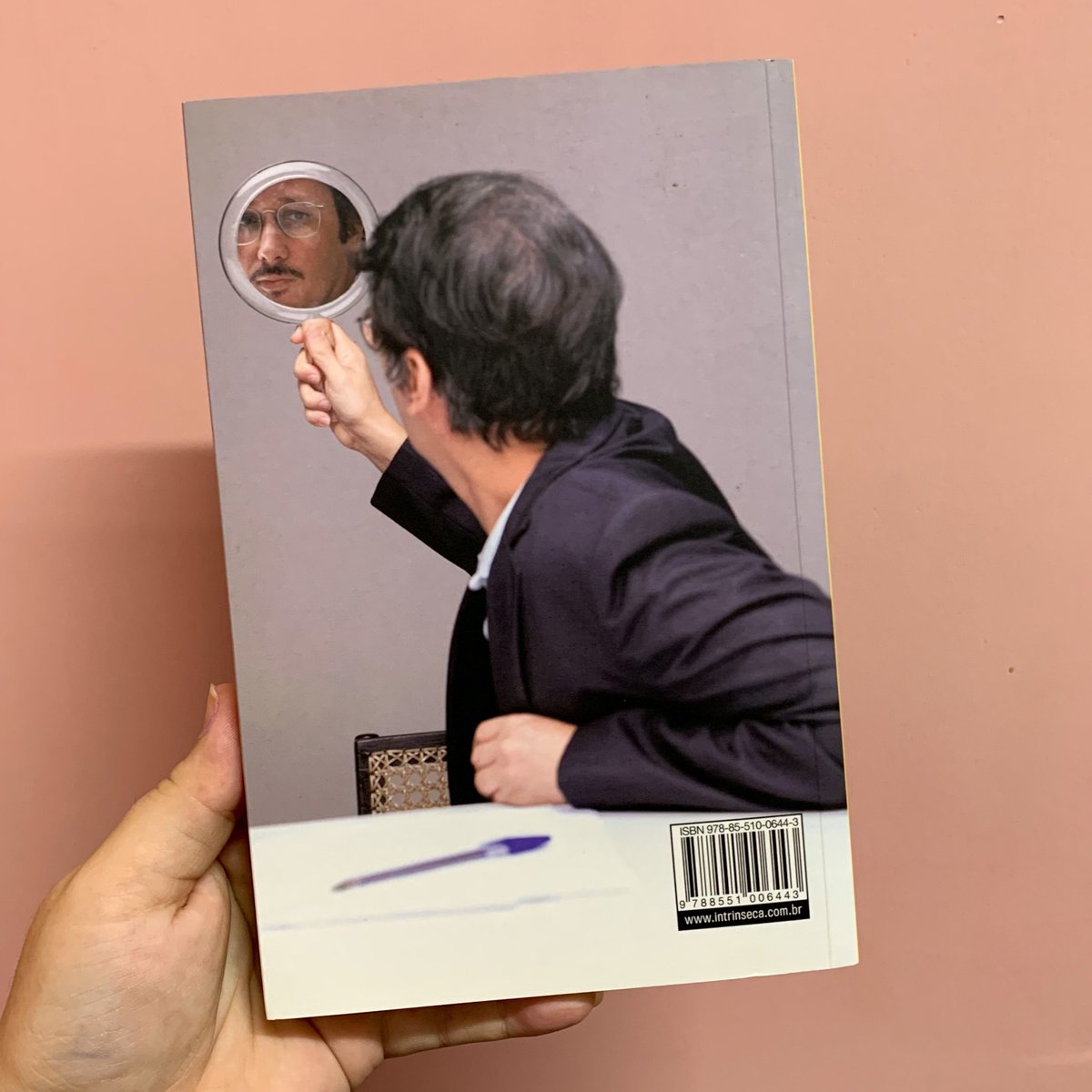 TVQuase's tweet image. Você gosta de livros físicos? Gosta de autoajuda? Gosta do Craque Daniel? Então garanta já na pré-venda o seu exemplar da segunda edição (reimpressão) de Você Não Merece Ser Feliz: tvquase.com/livro-do-craqu…