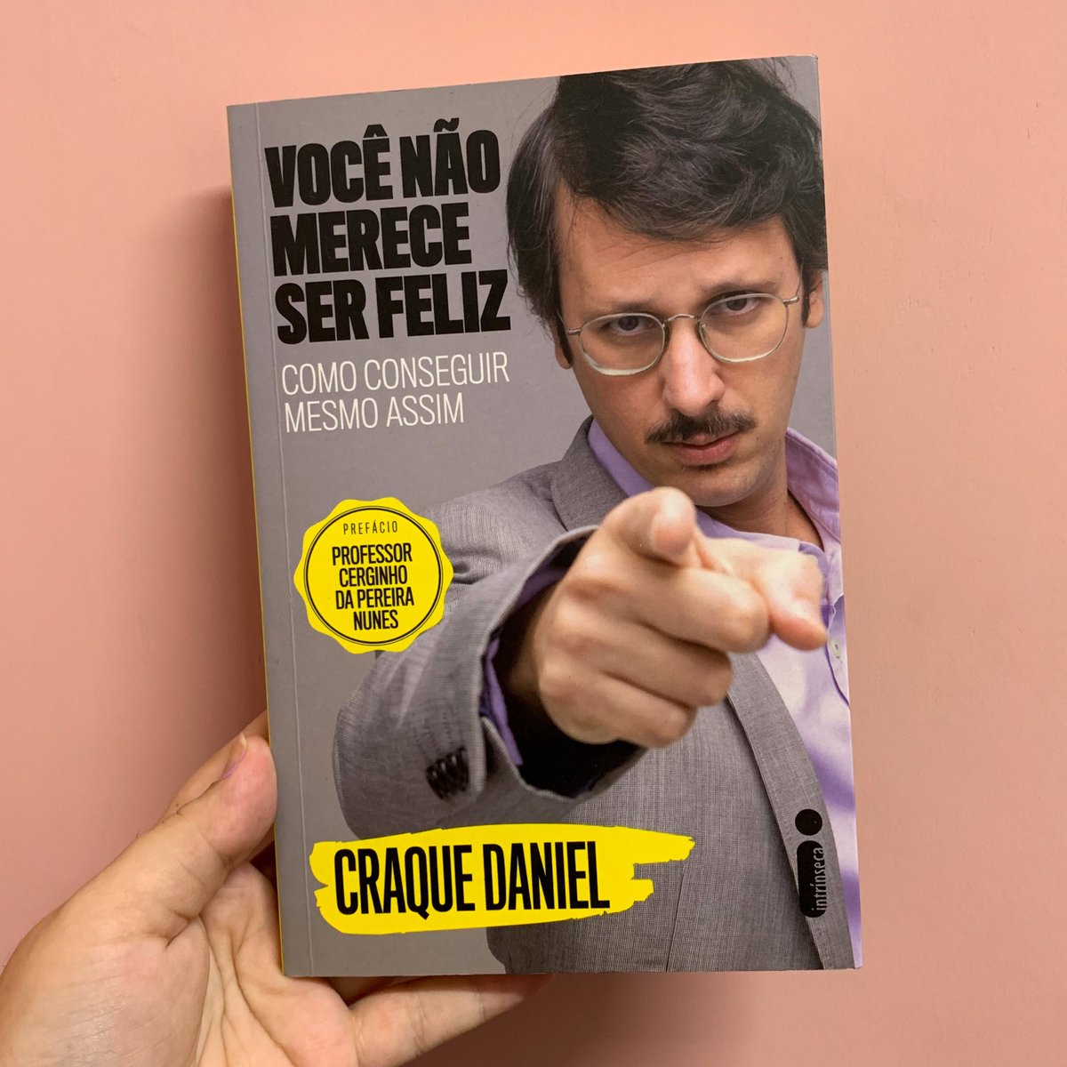 TVQuase's tweet image. Você gosta de livros físicos? Gosta de autoajuda? Gosta do Craque Daniel? Então garanta já na pré-venda o seu exemplar da segunda edição (reimpressão) de Você Não Merece Ser Feliz: tvquase.com/livro-do-craqu…