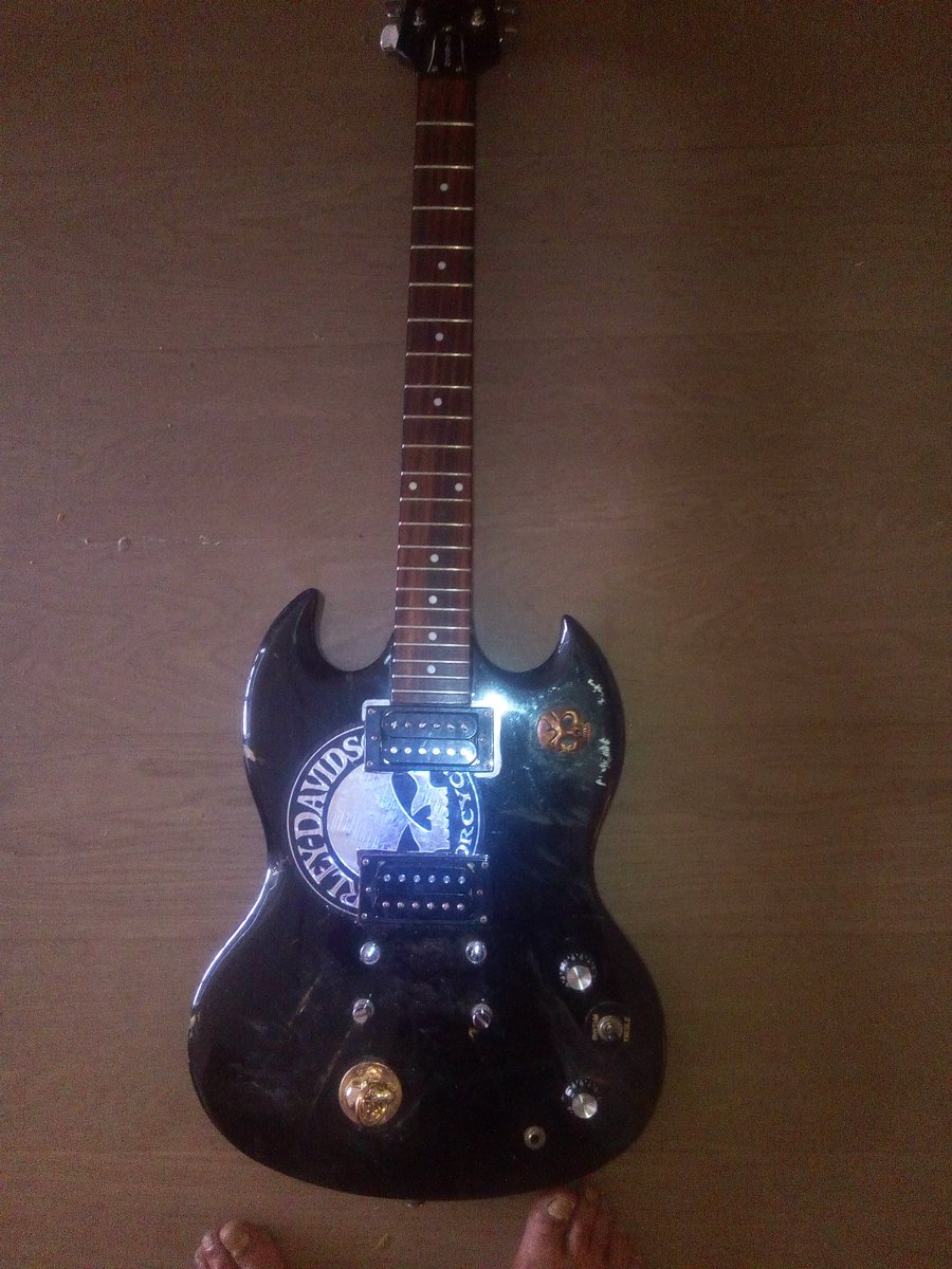 BeashannaJ's tweet photo. 88 keys on piano 88 chords on a electric guitar just watch me now I am a super freq https://t.co/2IKuUD8EYY