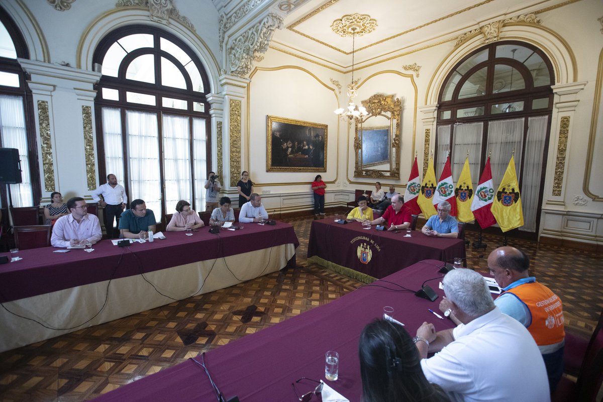 congresoperu's tweet photo. #CongresoInforma I Congresistas por Lima se reunieron con el alcalde de la @MuniLima para concretar acciones de ayuda y de prevención en los sectores vulnerables, ante las lluvias intensas que se avecinan en la capital. https://t.co/5osCusWpEj