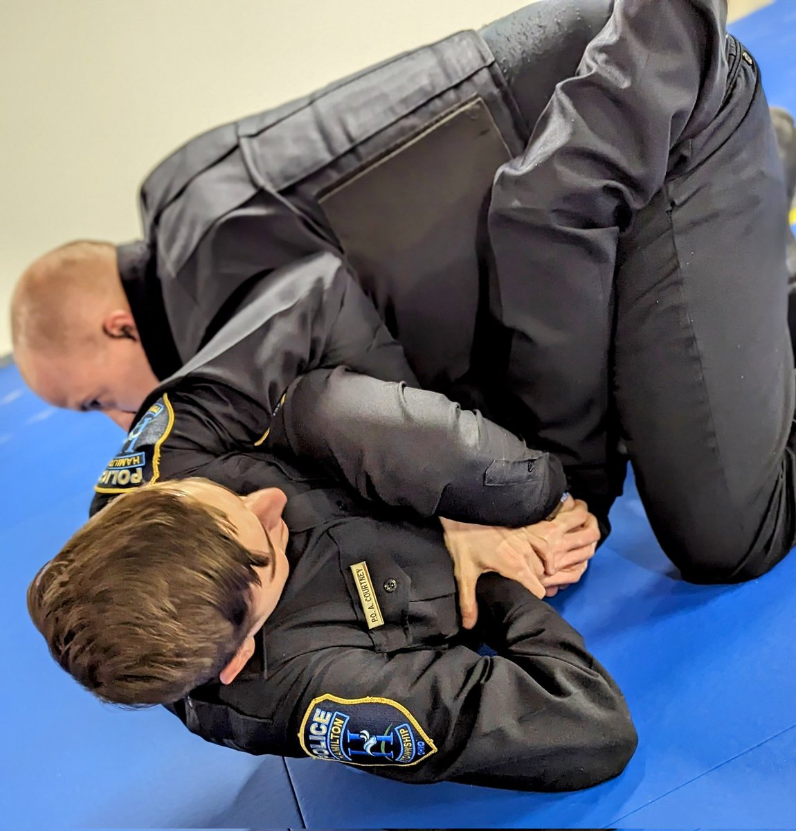 SgtChrisWall's tweet photo. After last night's dinner, Ofc. Stephens presented our crew with weapon retention techniques from guard and mount positions. Breaking in our new mats for our next training.
#HTPD #Training #gracie #bjj #police #OPNation https://t.co/tZ3vLPHmGp