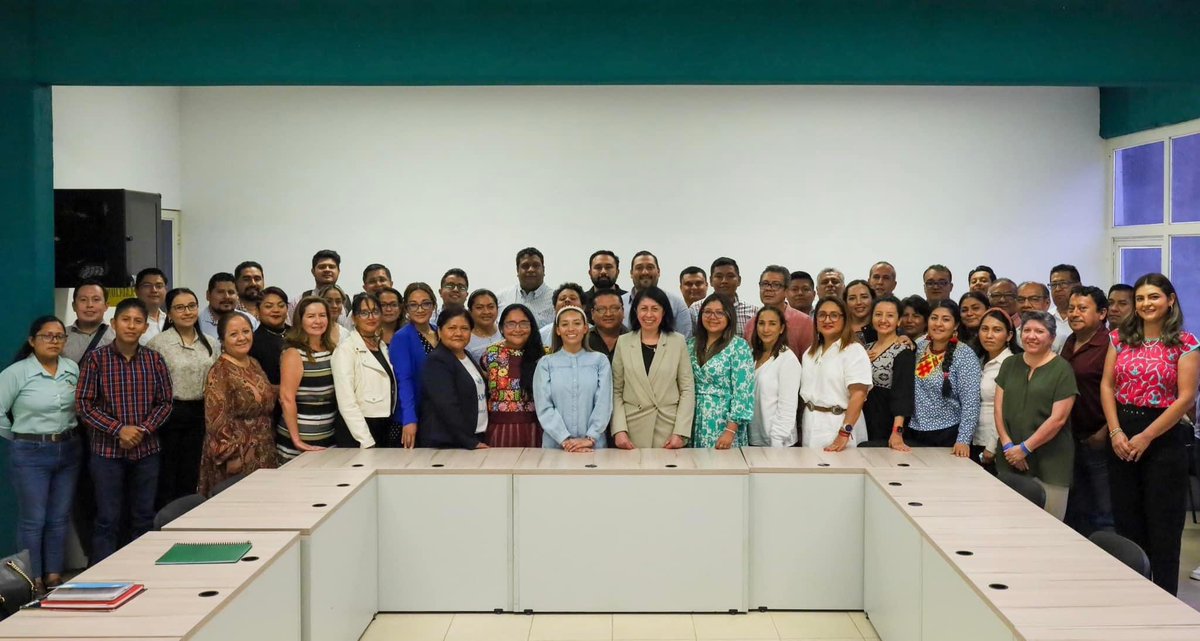 blancaluzmtz's tweet photo. El @CECyTEOaxaca se prepara para seguir ofreciendo la mejor oferta educativa. Hoy recibimos la capacitación para el fortalecimiento del Sistema de Educación Dual en #Oaxaca, por la Mtra. Rosario Nolasco Fonseca, Subsecretaria de Educación Media Superior y Superior de Nuevo León. https://t.co/LgoVRMuopJ