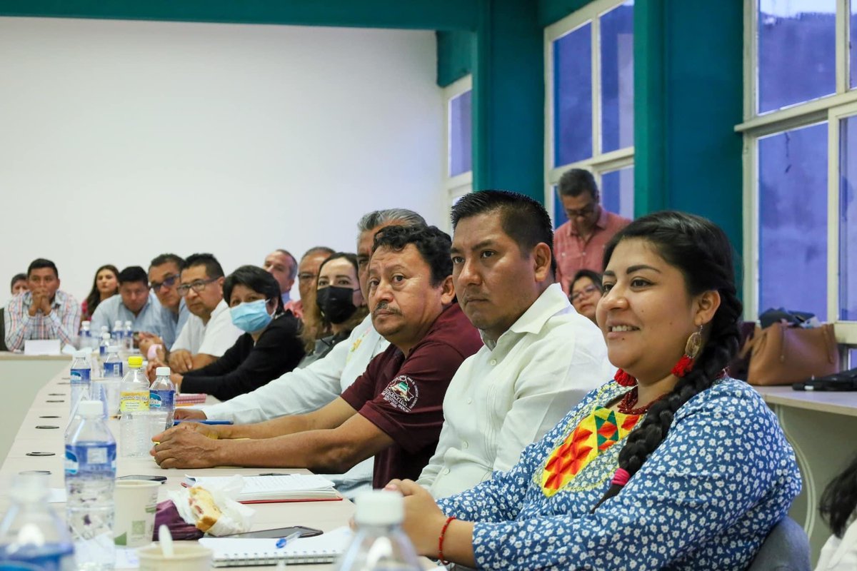 blancaluzmtz's tweet photo. El @CECyTEOaxaca se prepara para seguir ofreciendo la mejor oferta educativa. Hoy recibimos la capacitación para el fortalecimiento del Sistema de Educación Dual en #Oaxaca, por la Mtra. Rosario Nolasco Fonseca, Subsecretaria de Educación Media Superior y Superior de Nuevo León. https://t.co/LgoVRMuopJ